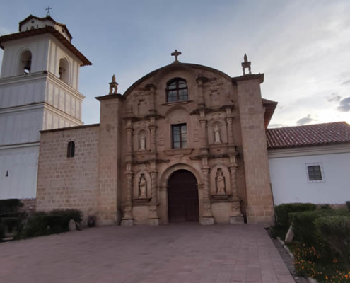 Templo de Nuestra Señora de la Asunción de Azángaro – barroco «Templo de Oro» en el Altiplano de Puno