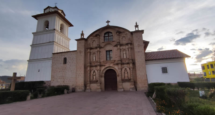 Templo de Nuestra Señora de la Asunción de Azángaro – barockes „Templo de Oro“ im Altiplano von Puno