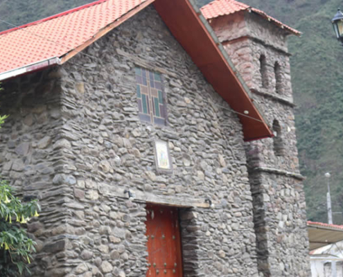 Templo San Francisco de Asís en Ollachea – testimonio de fe en piedra a la entrada de la selva