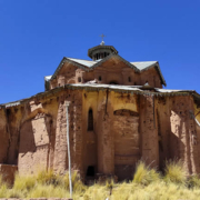 Templo de Tintiri – misteriosa iglesia de adobe en el Altiplano de Azángaro Templo de Tintiri – misteriosa iglesia de adobe en el Altiplano de Azángaro