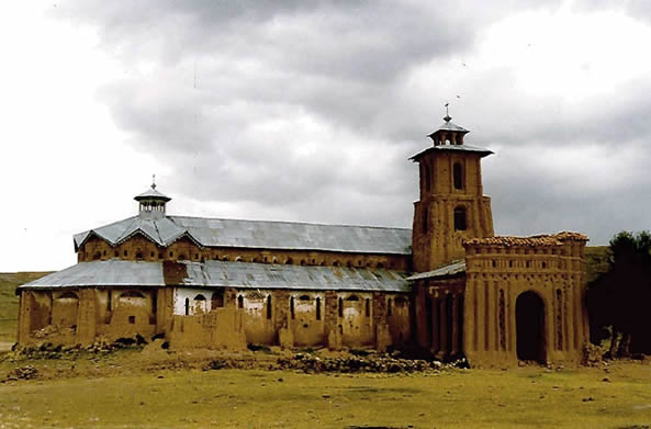 Templo de Tintiri cerca de Azángaro en el Altiplano de Puno