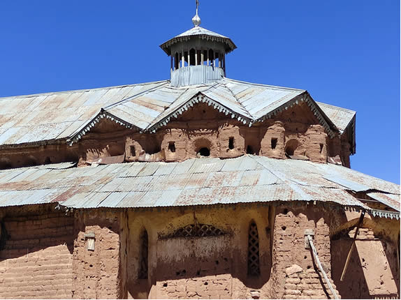 Iglesia de adobe en Azángaro